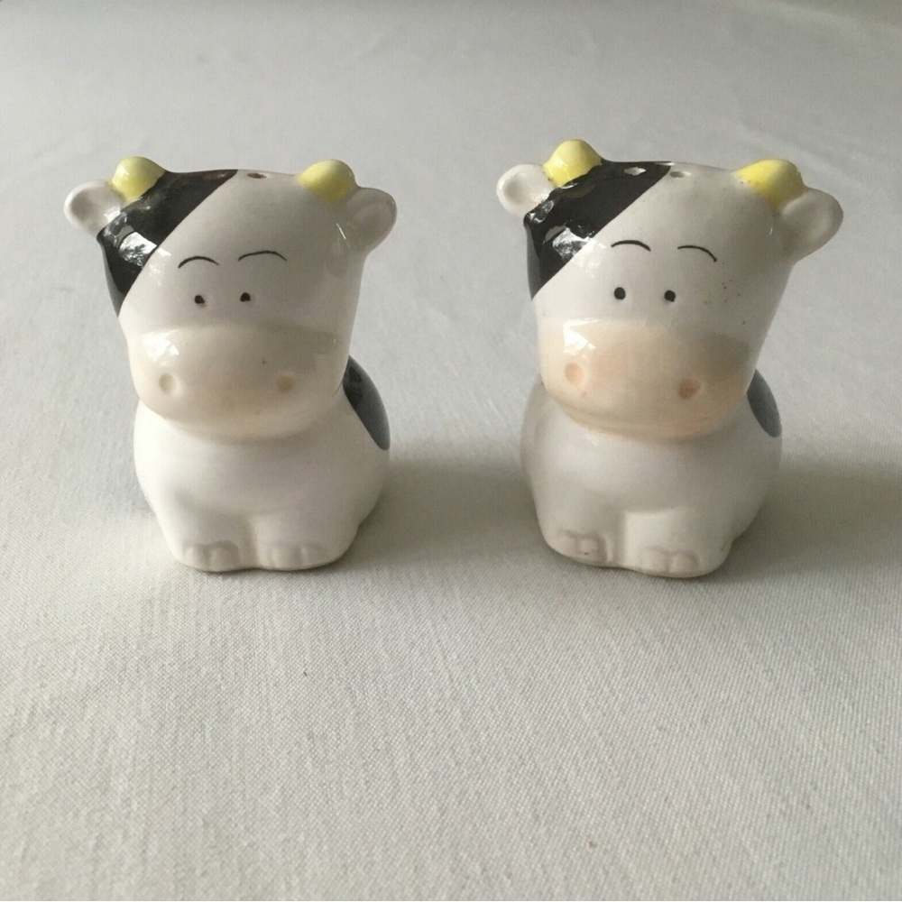 Vintage cow salt and pepper shakers